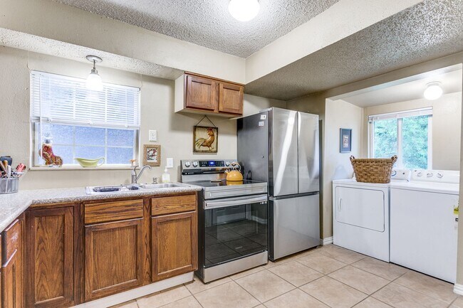 Building Photo - 2-BEDROOM DUPLEX IN WILSHIRE TERRACE