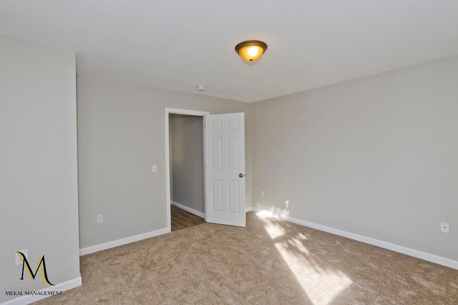 Building Photo - Newly Renovated Duplex Apt | All New Appliances + Off Street Parking