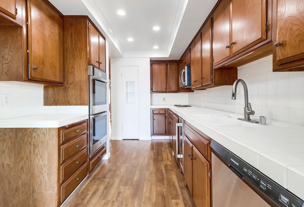 Building Photo - 3200 La Rotonda Dr