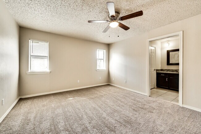 Building Photo - $2200 Wylie: Single level house with wood ...