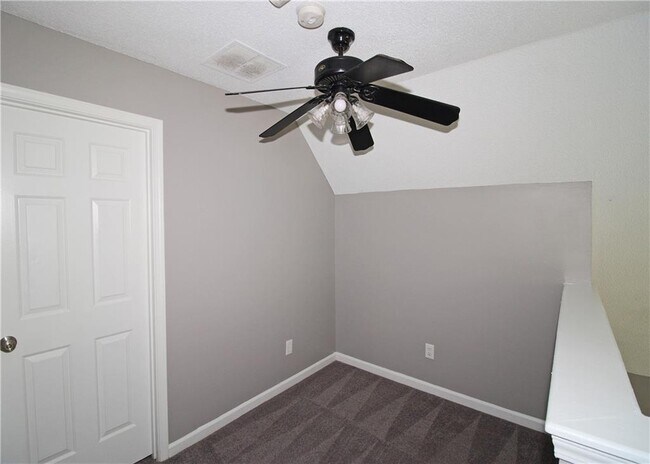 Building Photo - 957 Oak St SW