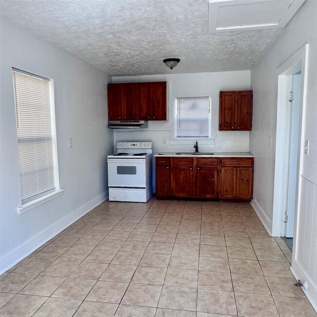 Building Photo - 116 E Jack Ave