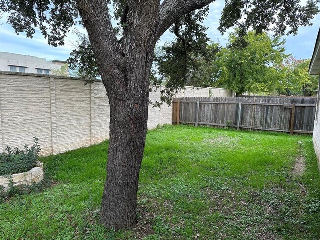 Building Photo - 3807 Top Rock Ln