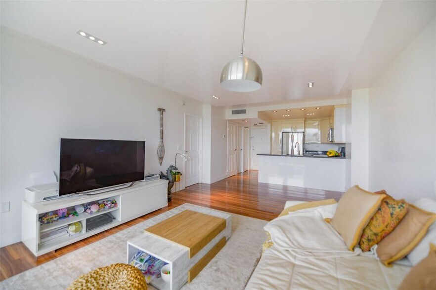 Building Photo - 3625 N Country Club Dr