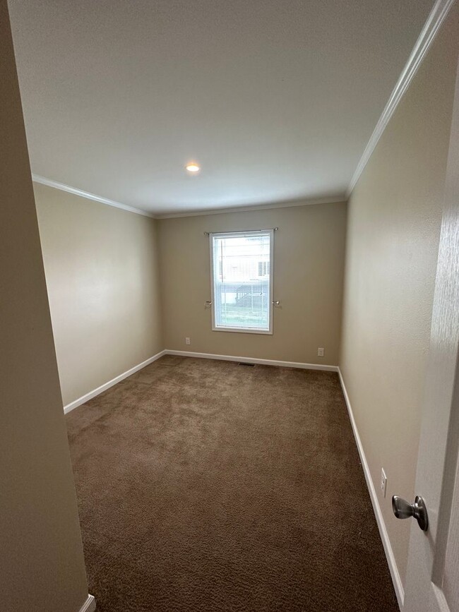 Building Photo - 3 BEDROOM, 2 BATHROOM, PET FRIENDLY HOME W...