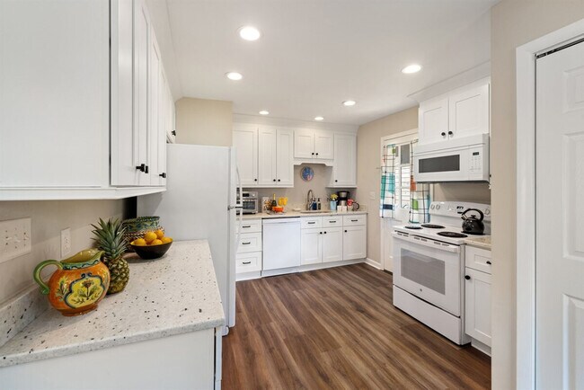 Building Photo - 500 Oak Ave