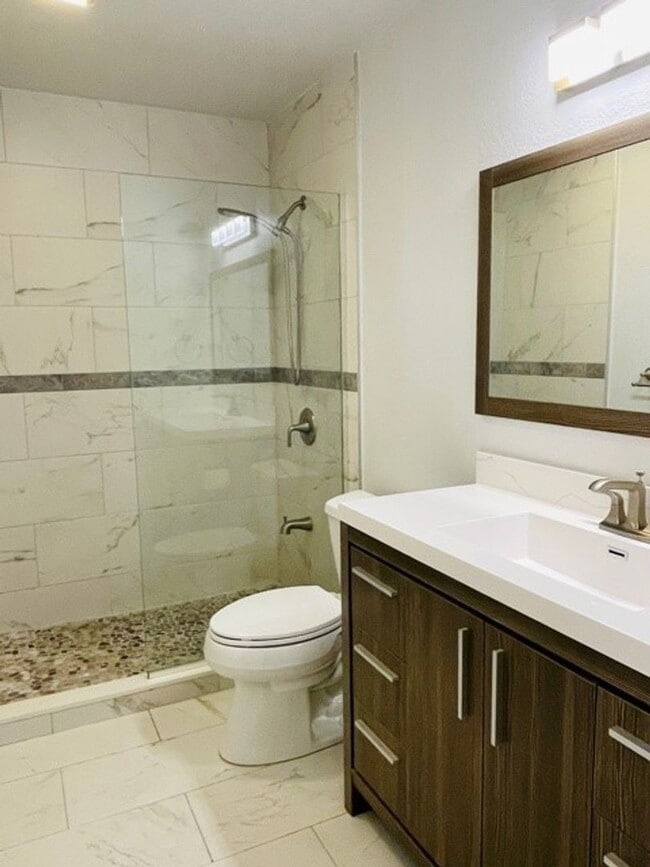 Building Photo - Spacious 2Bd/2Bath Condo located in The Ri...