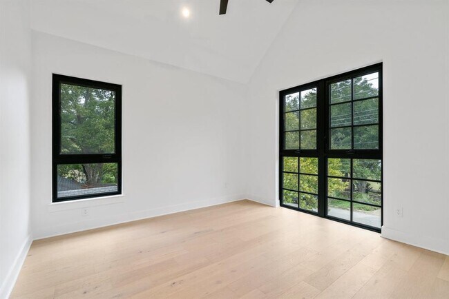 Building Photo - 603 E 47th St