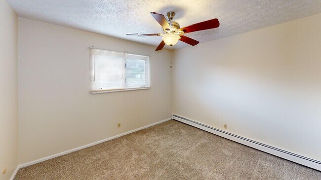 Building Photo - Updated 2 Bedroom, 2nd Floor,  Canfield Ap...