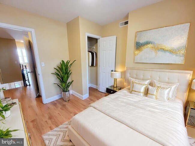 Building Photo - 923 E Schiller St