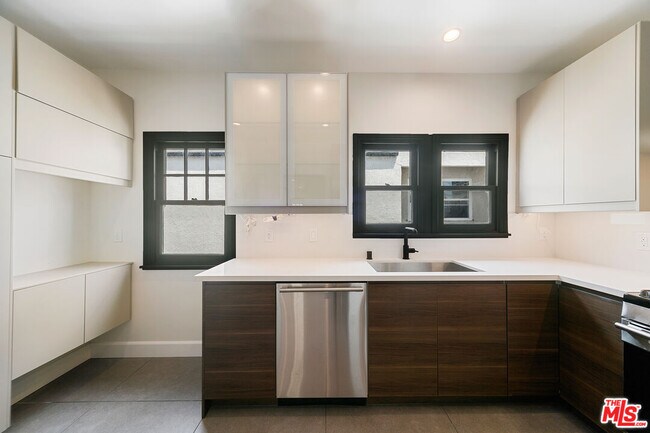 Building Photo - 458 N Sierra Bonita Ave