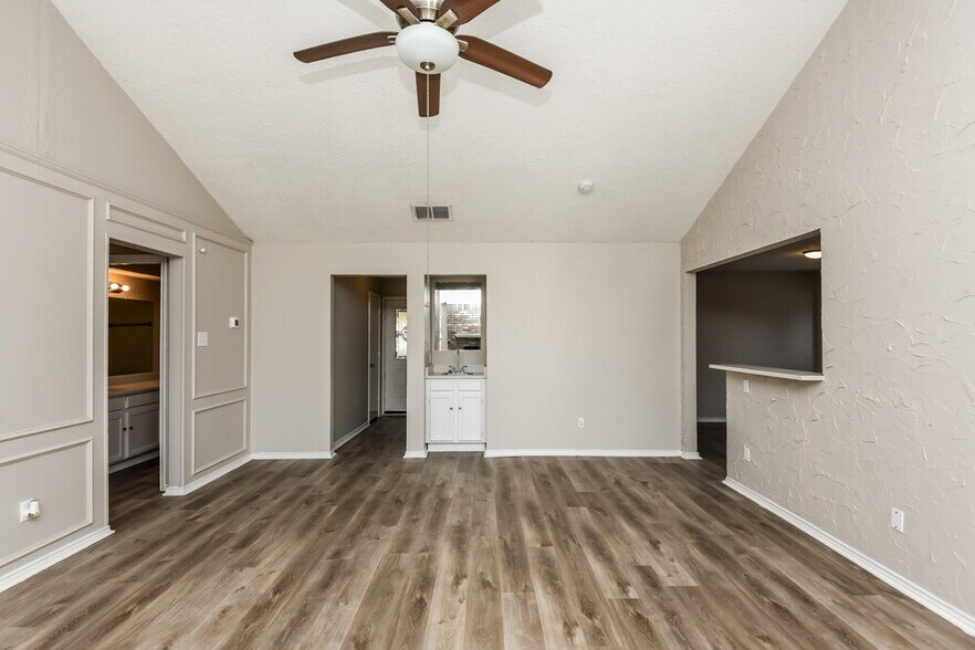 Building Photo - 2609 S Meadow Dr