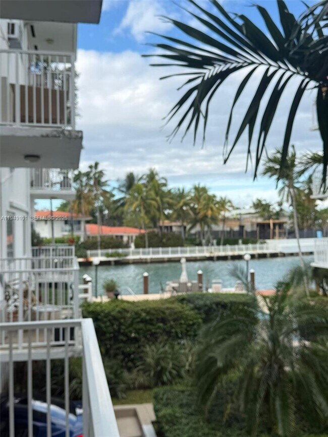 Building Photo - 10250 W Bay Harbor Dr