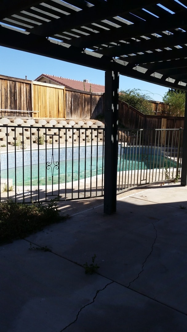 Building Photo - POOL FOR THE SUMMER! SPACIOUS 4 BEDROOM 3 BATH EAGLE RANCH HOME