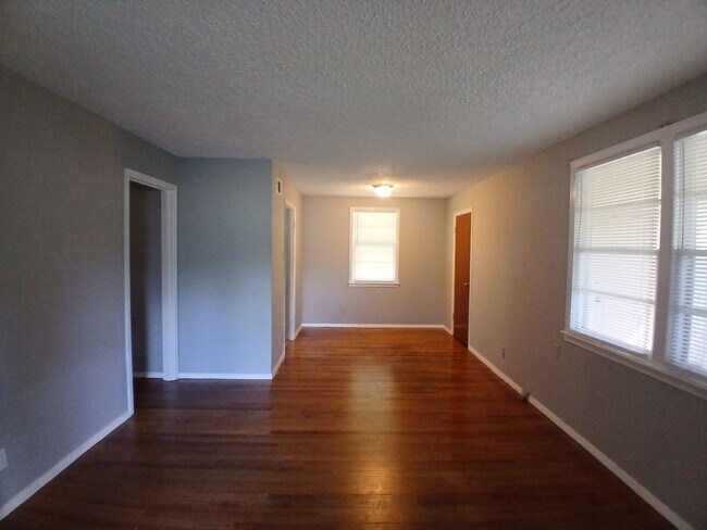 Building Photo - Charming 3 bedroom home - Open To Section 8