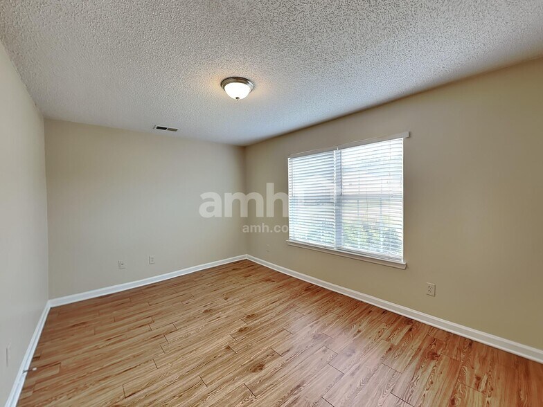 Building Photo - 228 Kings Cove