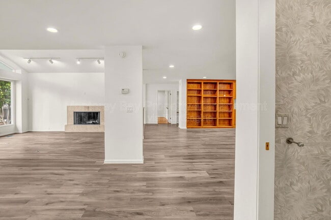 Building Photo - 4083 Sunset Ln