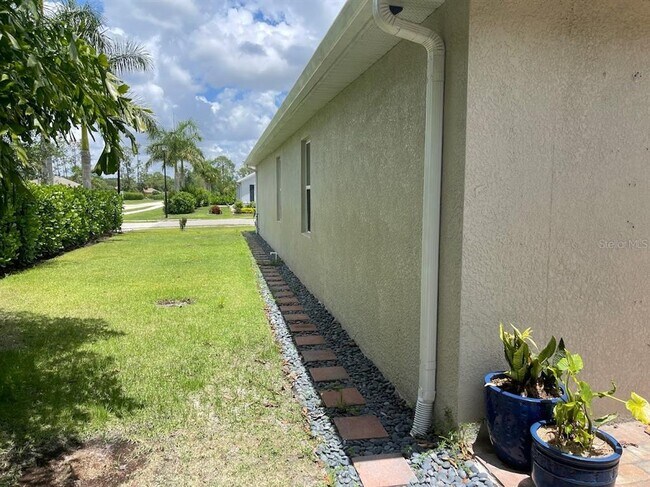 Building Photo - 690 Hadley Pl E