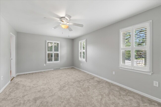 Building Photo - Stunning End-Unit Townhouse with Golf Cour...