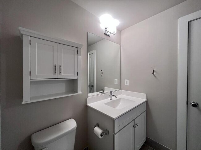 Building Photo - 818 Fern Pl NW