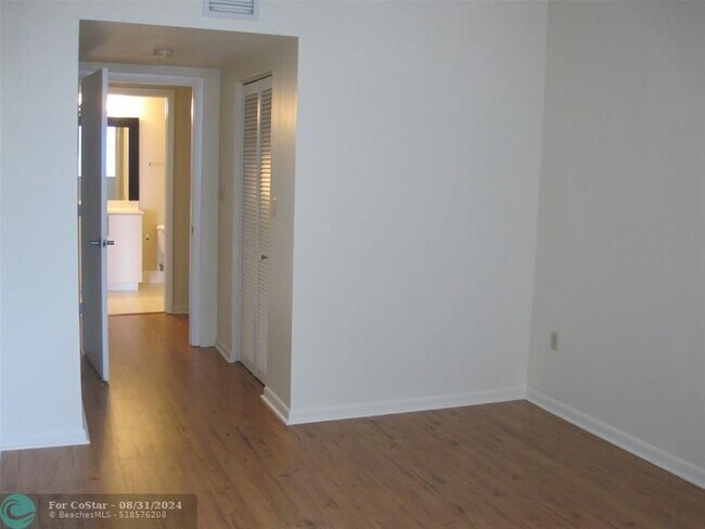 Building Photo - 3020 NE 32nd Ave