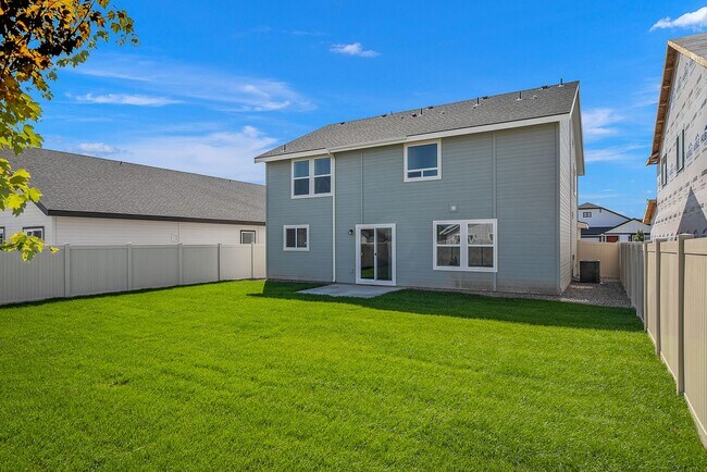 Building Photo - 3 Bed 2.5 Bath + Loft & Office located in the Greyhawk Subdivision