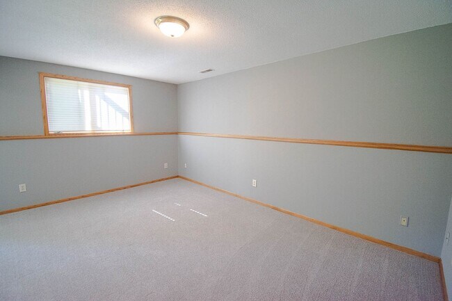Building Photo - Pristine, Bright, and Move-In Ready in SW Rochester!