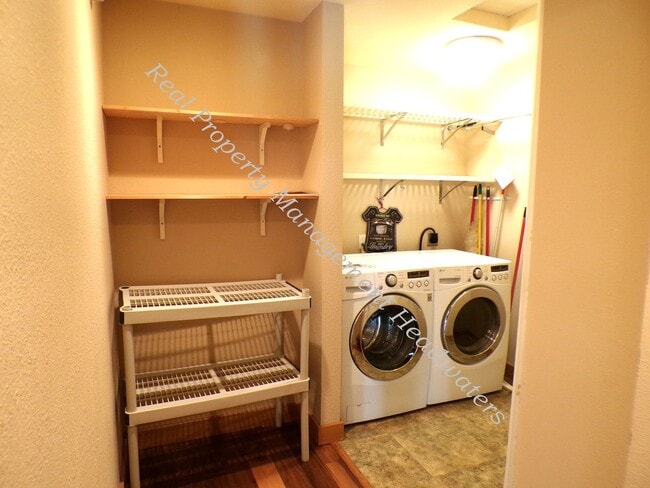 Building Photo - 5 Bedroom 2-1/2 Bath House for Rent