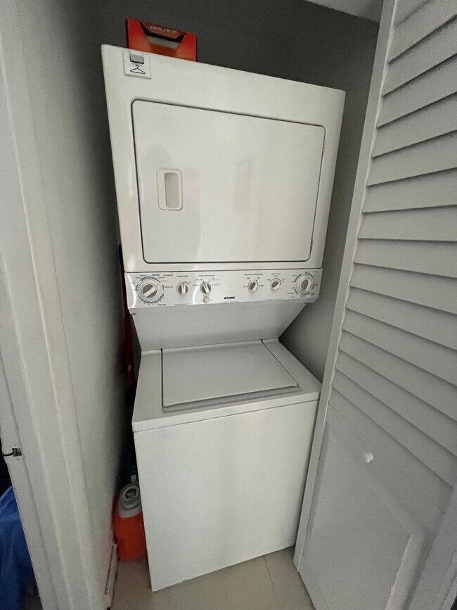 washer dryer in unit - 2059 SW 15th St