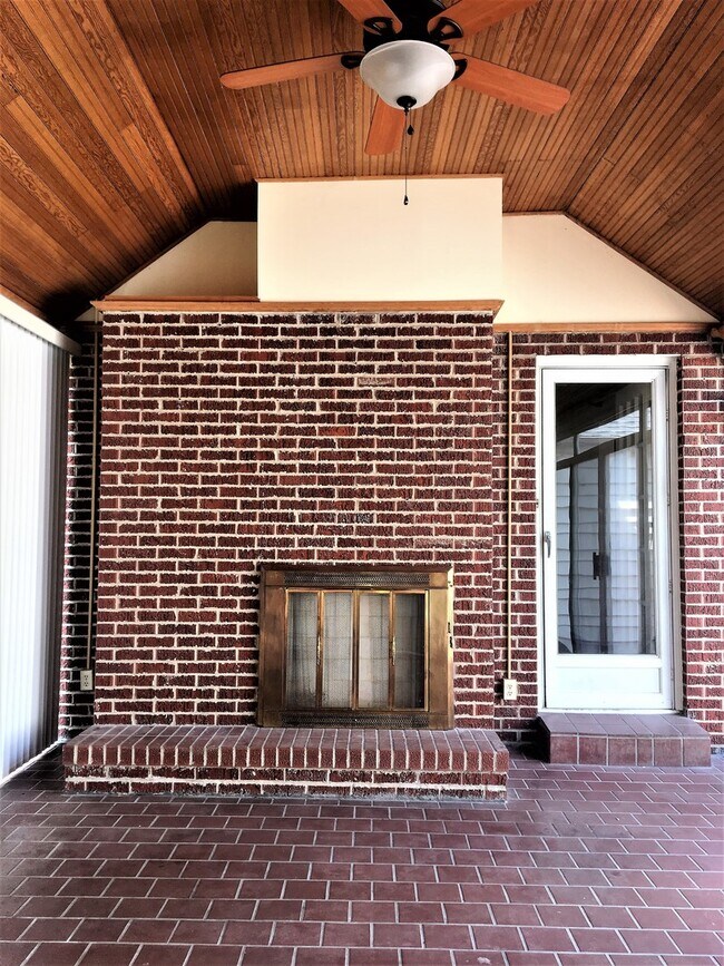 Building Photo - 3 bed 2 bath Riverside Home