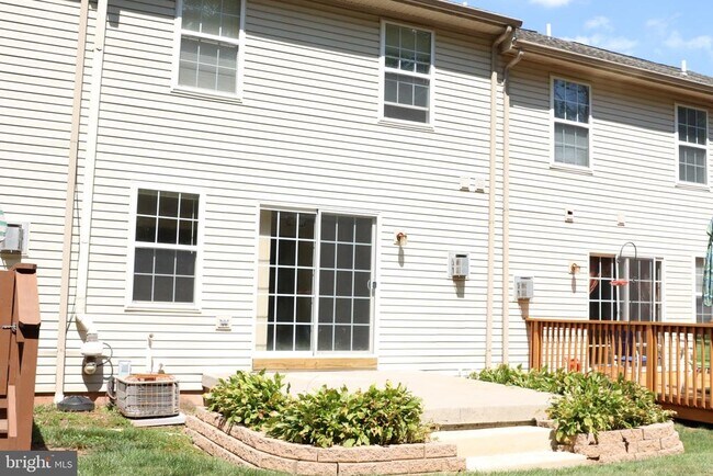 Building Photo - 105 Vernon Ct