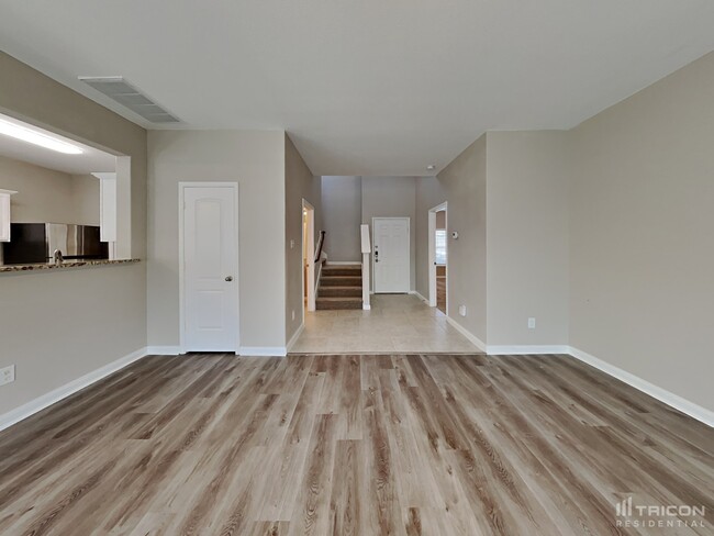 Building Photo - 1327 Tamarack Dr