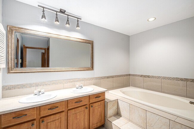 Building Photo - 2 Bedroom 2 Bath Condo in Pier Point Villa...