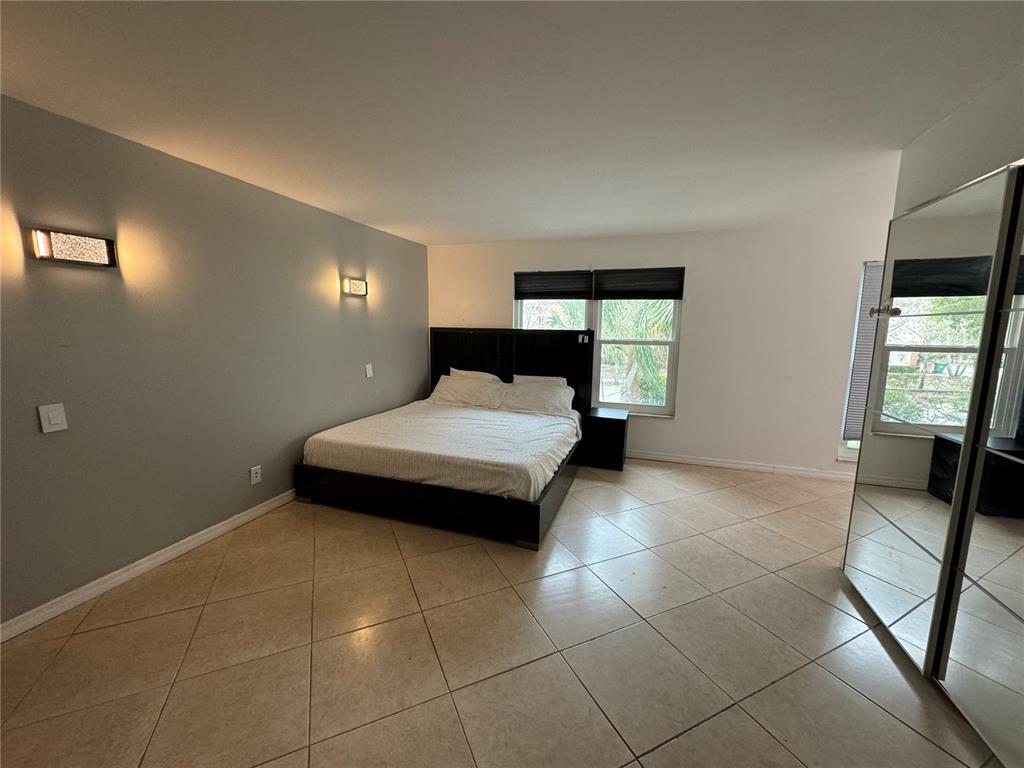 Building Photo - 4028 SW 67th Ter