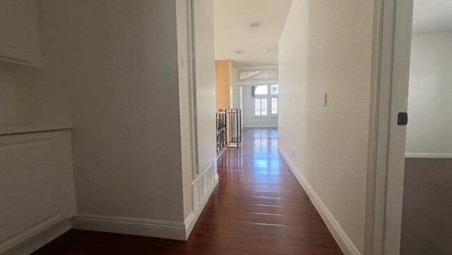 Building Photo - Elegant House in Playa Del ray