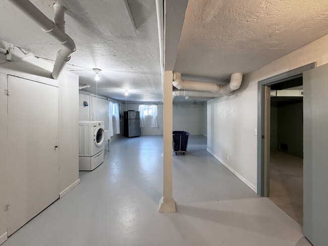 Building Photo - 540 Van Buren St