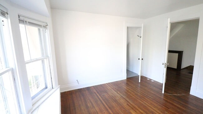 Building Photo - 3 Bedroom House