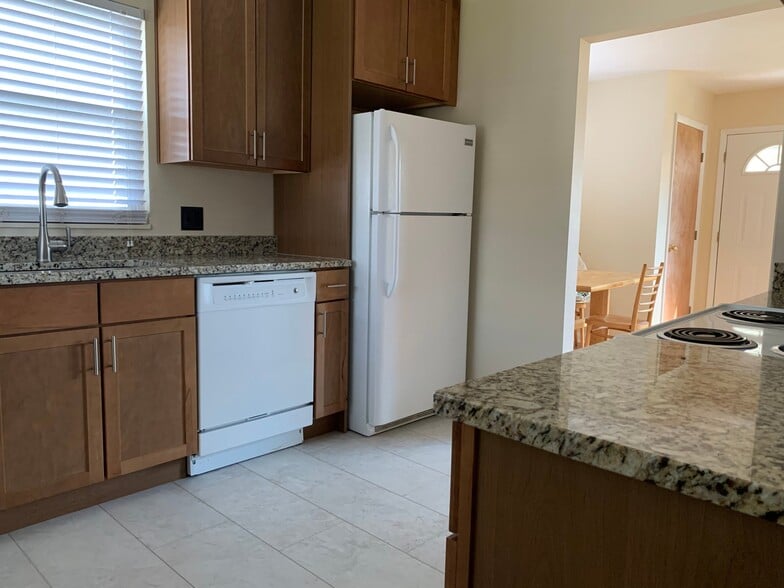 Building Photo - 13 Willow St