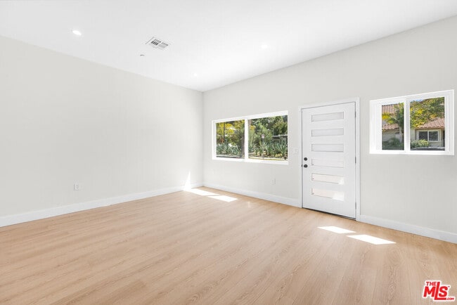 Building Photo - 5129 Don Pio Dr