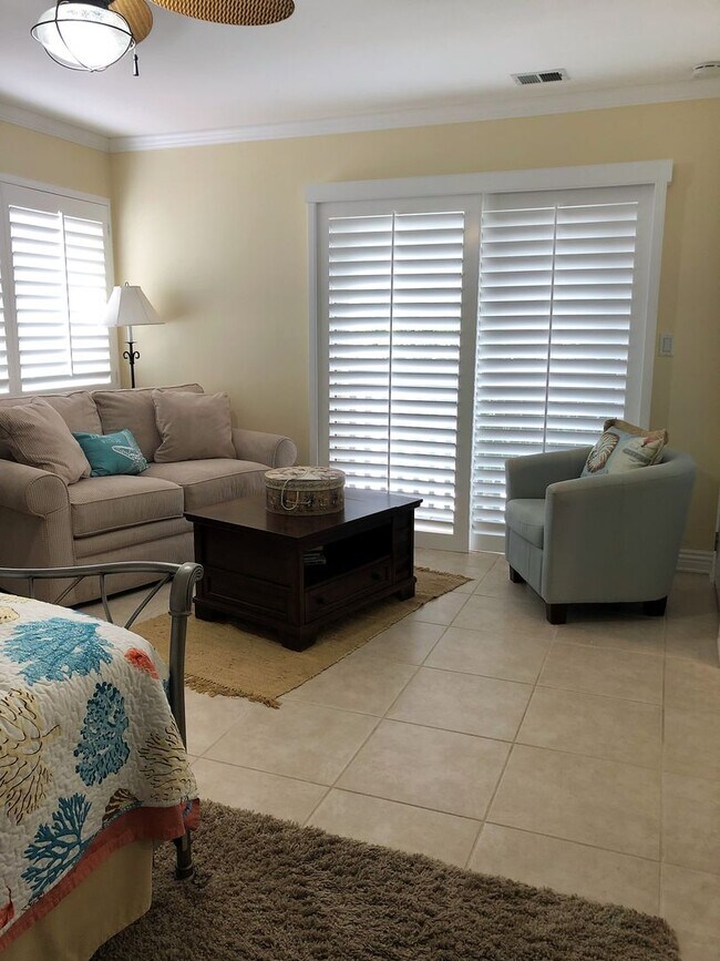 Building Photo - Relaxing Condo just steps away from the beach!