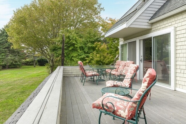 Building Photo - 540 River Rd