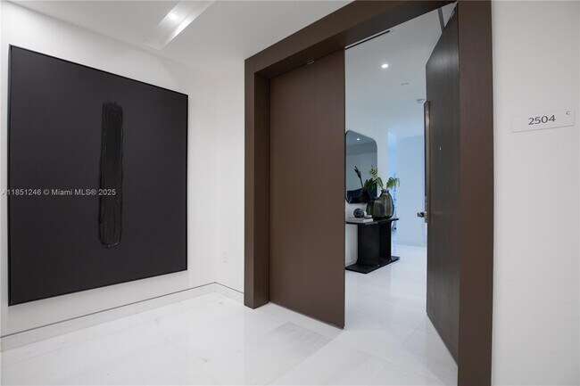 Building Photo - 300 Biscayne Blvd Way