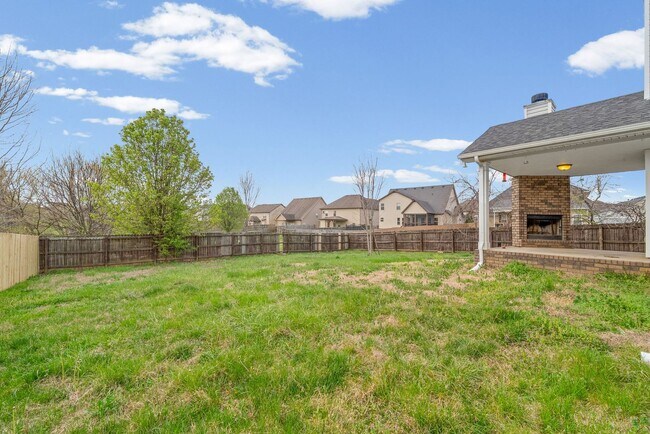 Building Photo - Three Bedroom with Bonus!