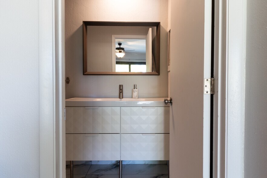 Master Bathroom 2 - 906 Sunridge Dr