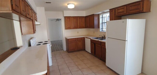 Building Photo - 10822 Lynbrook Dr