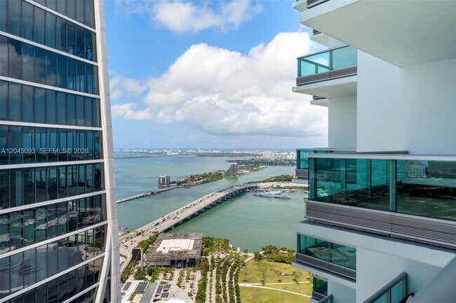 Building Photo - 900 Biscayne Blvd