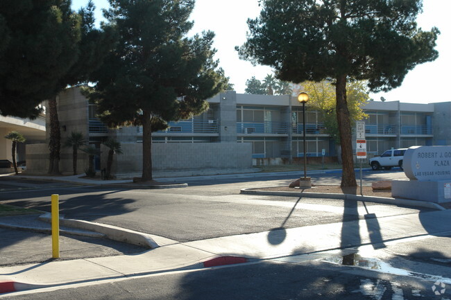 Building Photo - 336 N 10th St