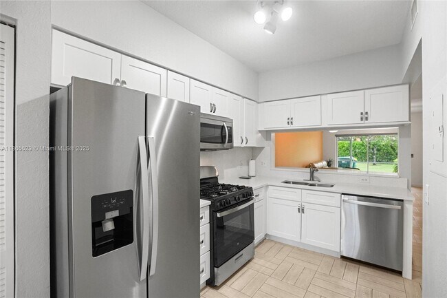 Building Photo - 8031 Sanibel Dr