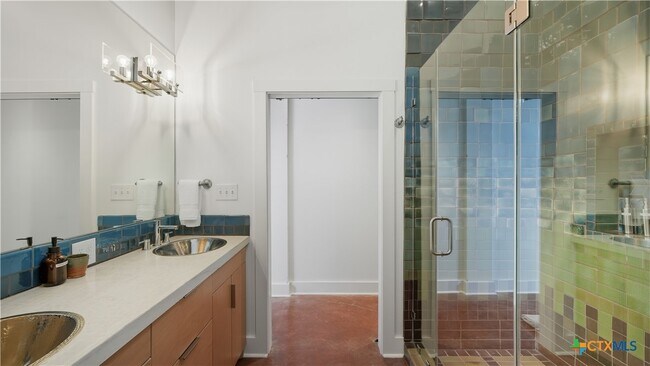 Building Photo - 222 Losoya St