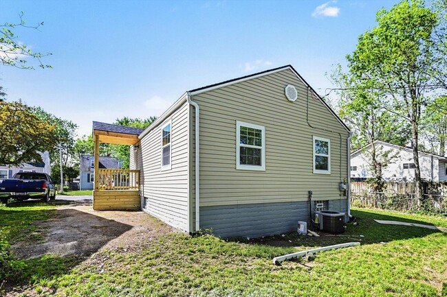 Building Photo - Renovated 2 Bed 1 Bath Home